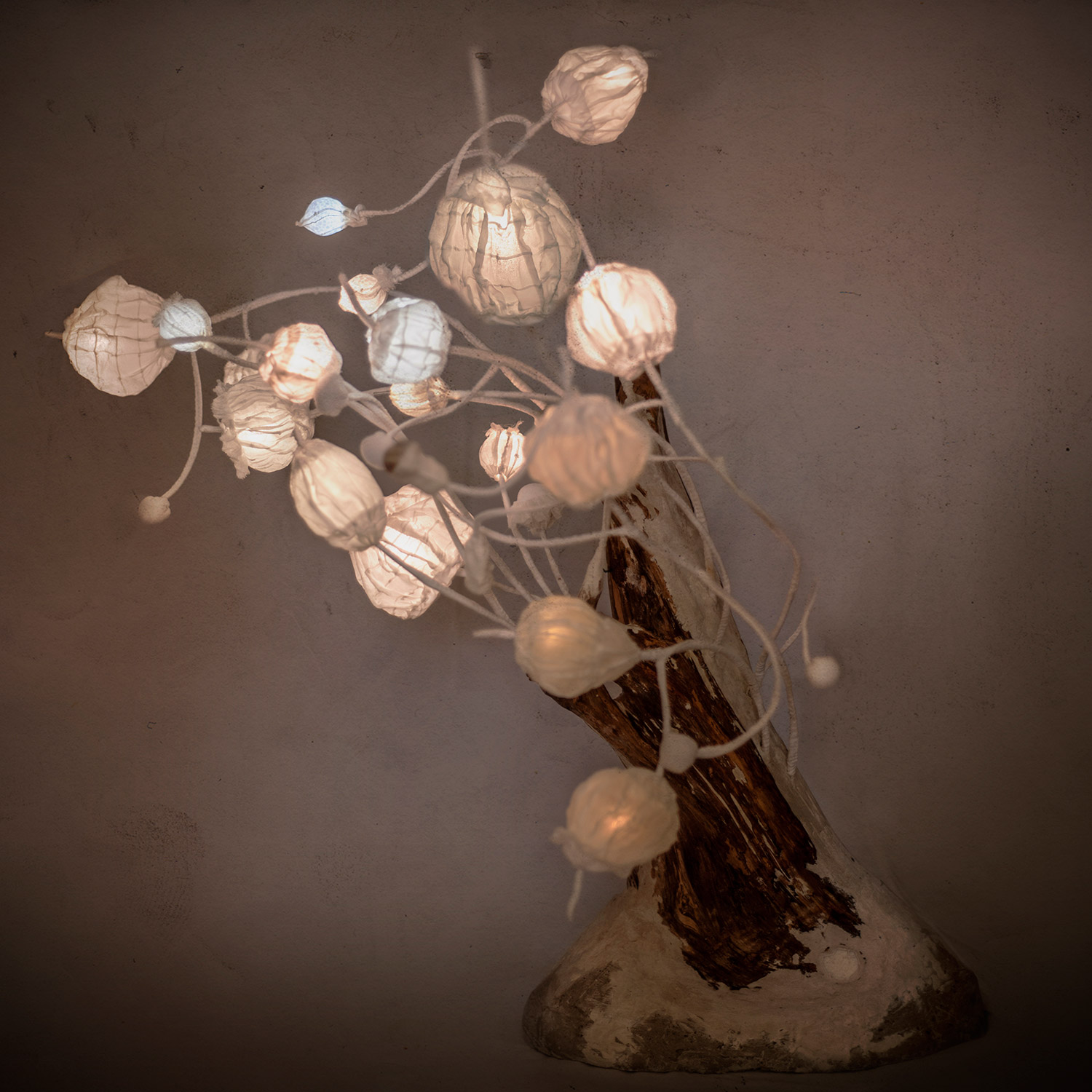 V mechu — svítící objekt od Evy Nečasové, Spacelights